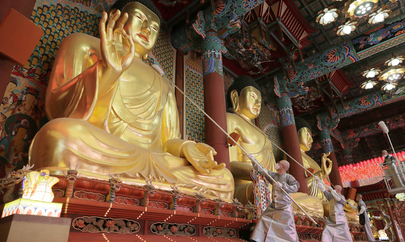 [Korea in photos] Sprucing up statues for Buddha's Birthday