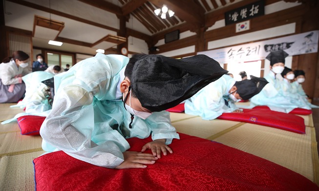 [Korea in photos] 'Thank you, teacher'