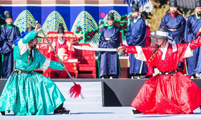 Palace hosts reenactment of royal guard inspection ceremony