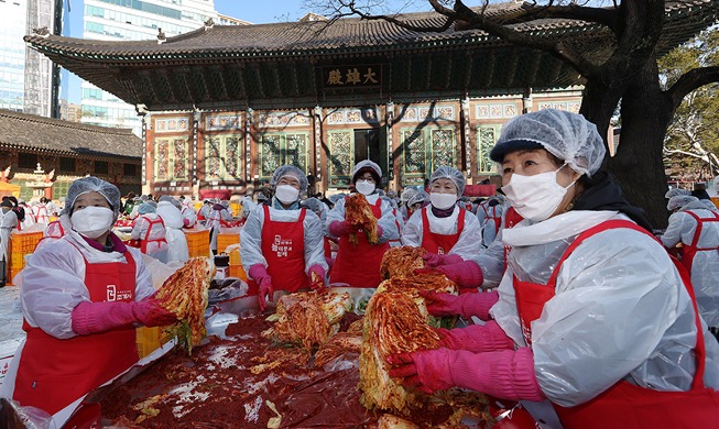 [Korea in photos] Making kimchi for charity at Jogyesa Temple