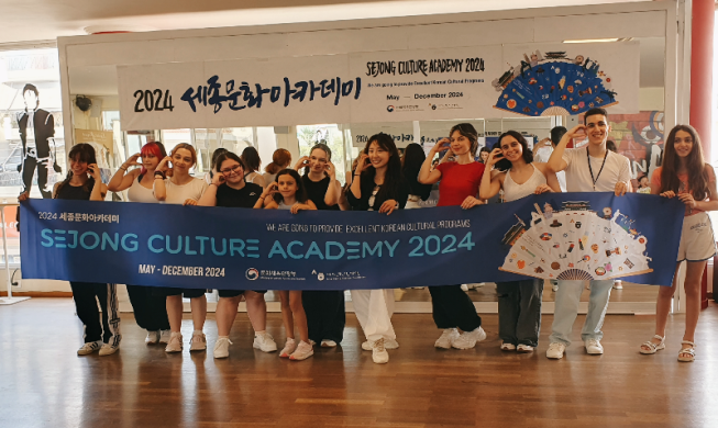 Dance instructor explains K-pop at workshop in Greece