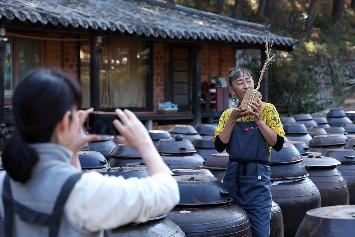 Japanese tourists on the morning of Nov. 13 take a photo after making maeju, or a lump of fermented soybeans, at Gisoondo Fermentation School in Changpyeong-myeon Township of Damyang-gun County, Jeollanam-do Province. The culture of making jang, or sauces and pastes made from fermented soybeans, is expected to get listed as a UNESCO Intangible Cultural Heritage of Humanity.