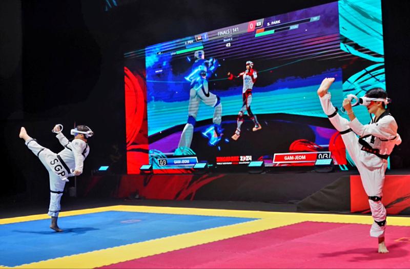 Park Seongbin (right) on Nov. 17 faces Justin Peh of Singapore in the finals of the individual male (ages 16-35) competition at the inaugural World Taekwondo Virtual Championships at OCBC Arena in Singapore. (World Taekwondo)     