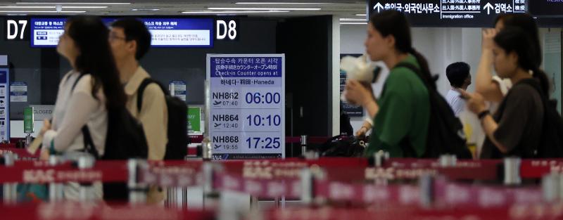 Passengers bound for Japan on June 21 wait in line to prepare for departure at Gimpo International Airport in Seoul's Gangseo-gu District. (Yonhap News)  